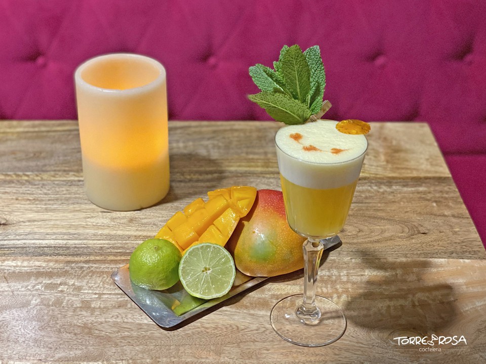 Cocktail Mango Pisco Sour with our jelly bean